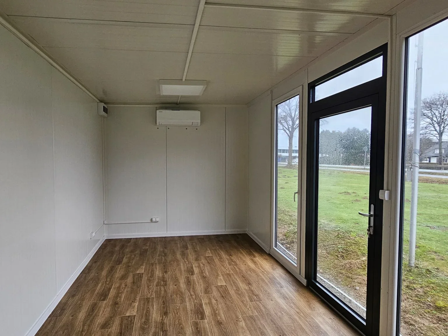 Pabellón de ventas con ventanales hasta el suelo, aprox. 18 m², RAL 7016. – Imagen 8
