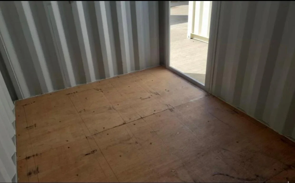 Contenedor seminuevo de 15 pies con puerta – Imagen 2