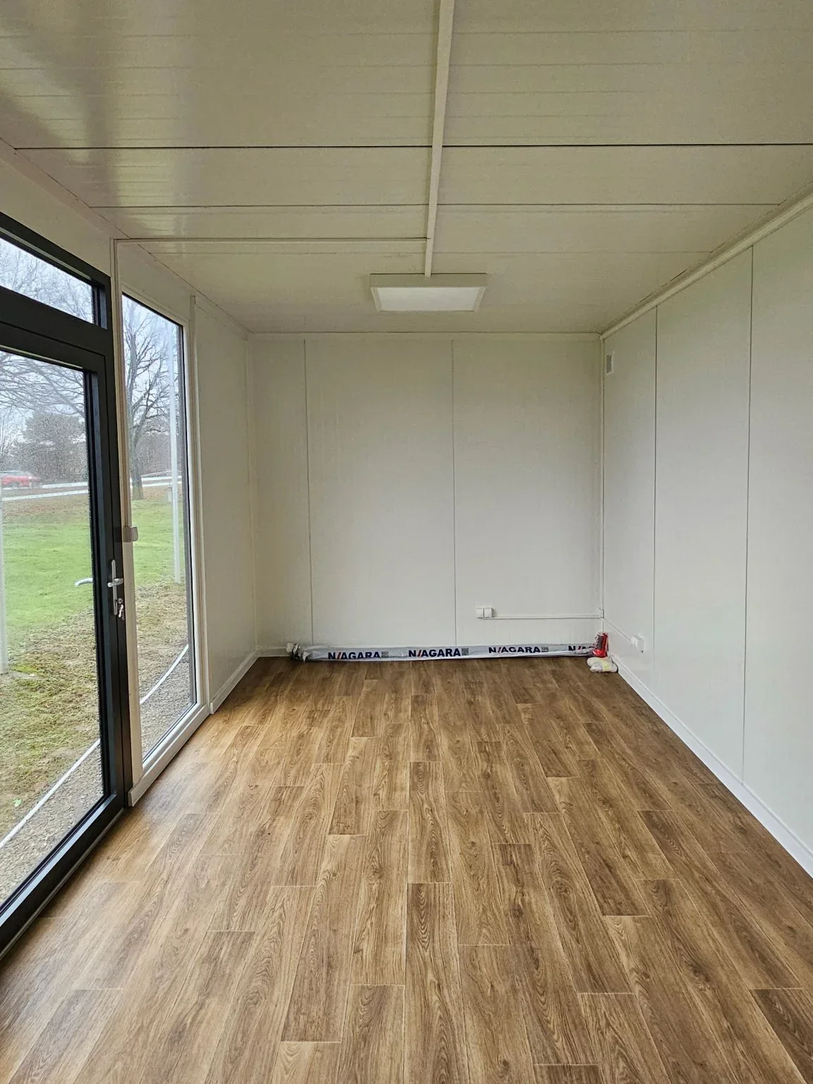 Pabellón de ventas con ventanales hasta el suelo, aprox. 18 m², RAL 7016. – Imagen 9